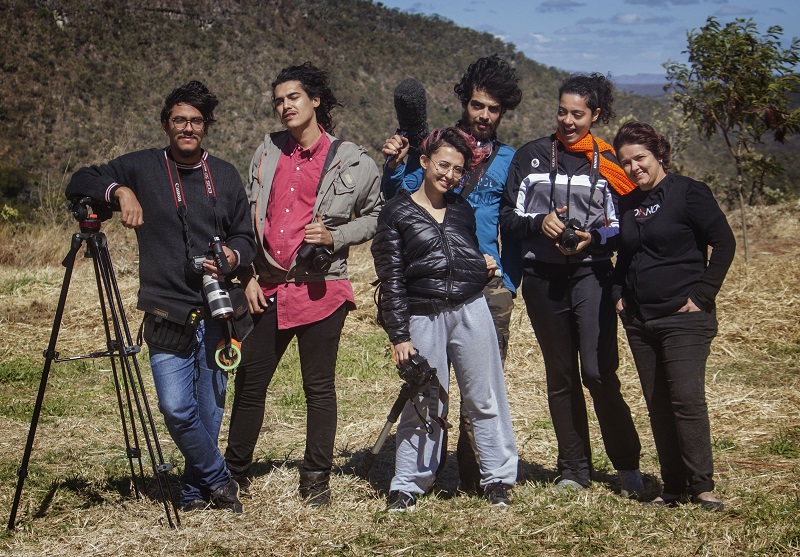 Estudantes do curso de Cinema do IFG Cidade de Goiás e a produtora cultural Ana Paula Mota (direita) na Chapada dos Veadeiros. (Foto: Marcelo Santos Braga)